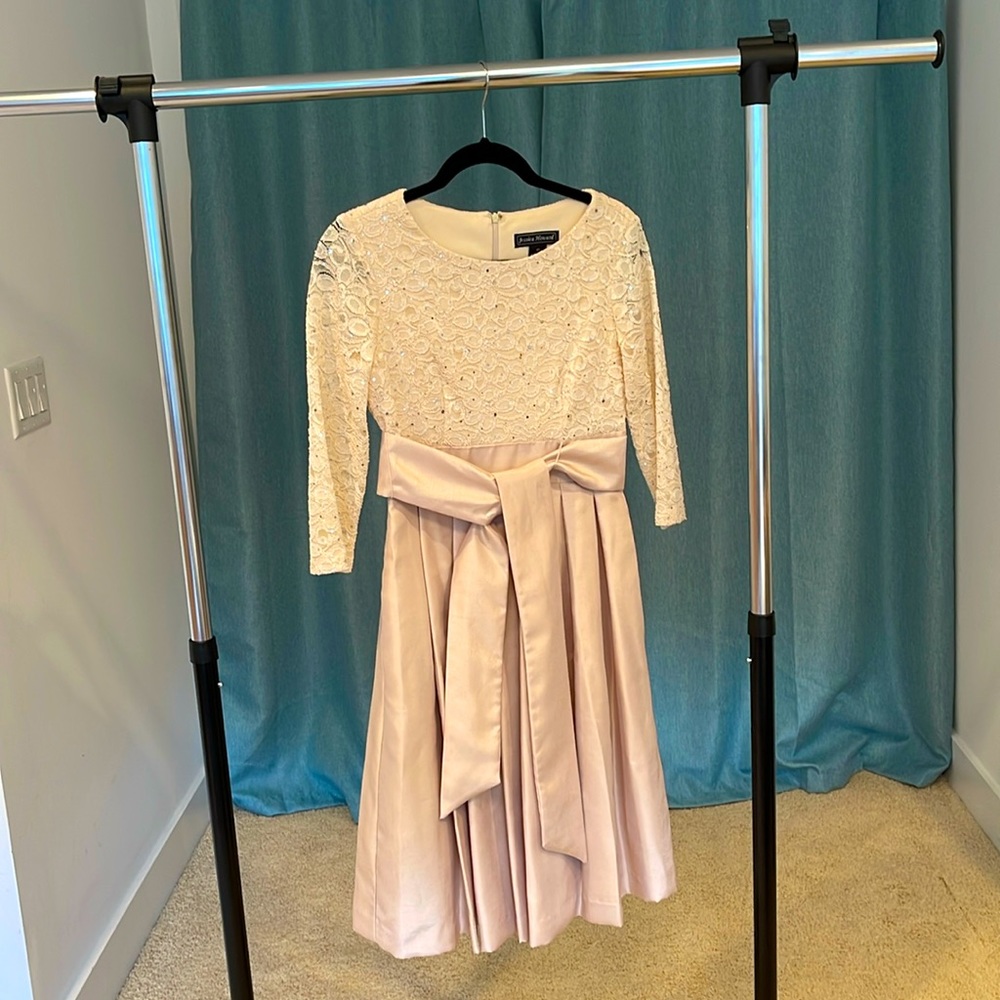 Jessica Howard Women’s cream/gold formal dress.  EUC. Fit and Flare, size 4P.